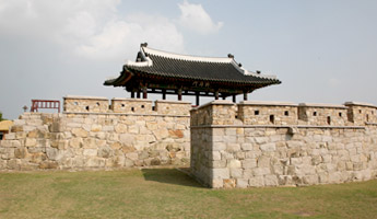 멀리서 바라본 서성문전경
