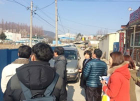 사람들이 아파트를 바라보며 서있는 모습