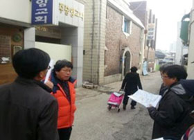 교회건물 앞에 서있는 모습