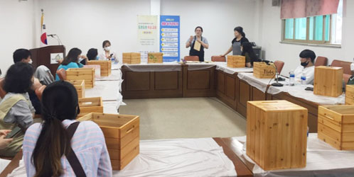 수강생이 책상앞에 둘러 쌓아 앉아서 강의듣고 있는 모습