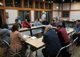 사각형 모양으로 책상을 둘러 쌓아 토론하는 모습