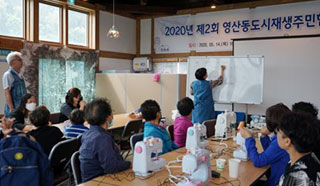 선생님이 어르신들에게 설명해주고 있는 모습