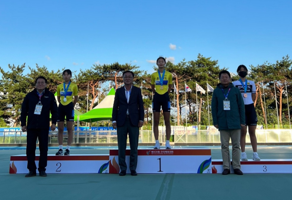 E10000m 3위 이가인 입상 -관계자들과 같이 찍은 사진