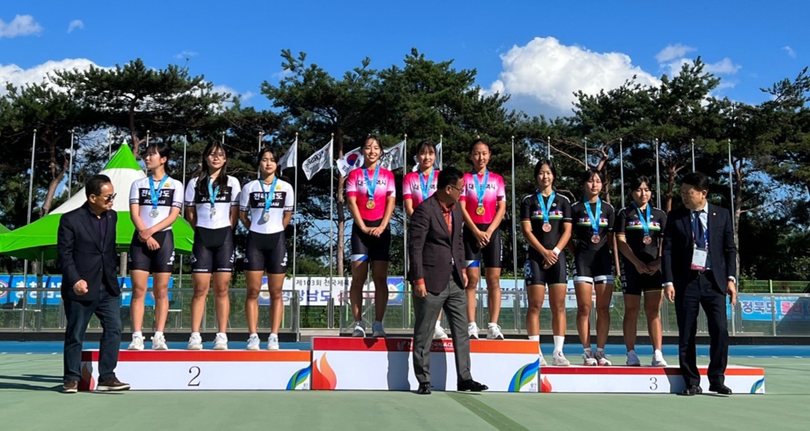 3000m 계주 2위 입상 -계주 입상자와 관계자들 함께 기념 촬영