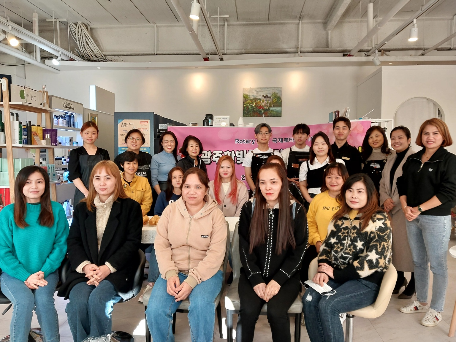 11월19일 미용 봉사 후 모두 모여 단체 사진 촬영