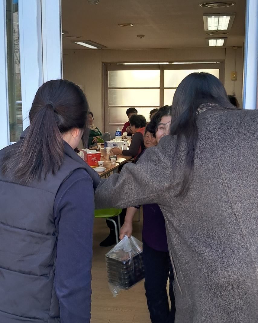 경로당 직접 찾아 기부 온기 전달하는 박결, 김애리 선생님